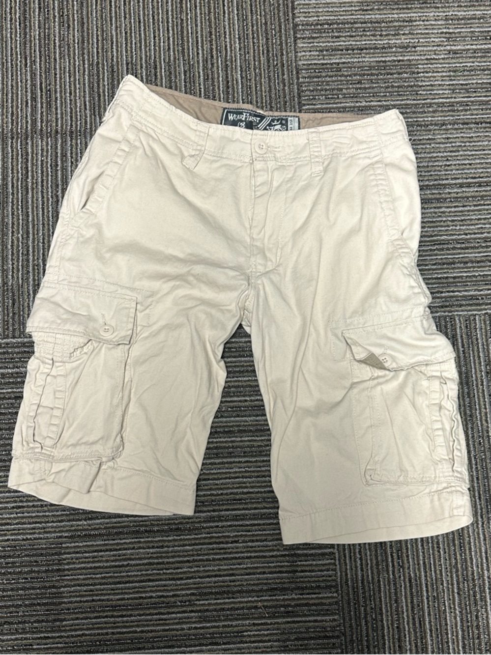 Men’s 30 inch waist cream colored cargo shorts